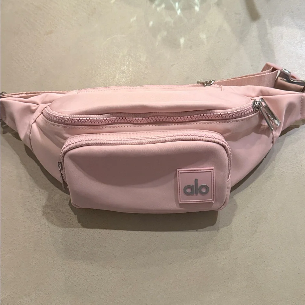 ALO YOGA | ✨NWOT✨ Explorer Fanny Pack in Ballet Pink